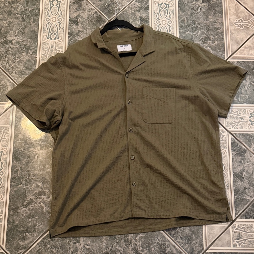 Men's Short Sleeve Button Down Shirt in Dark Green